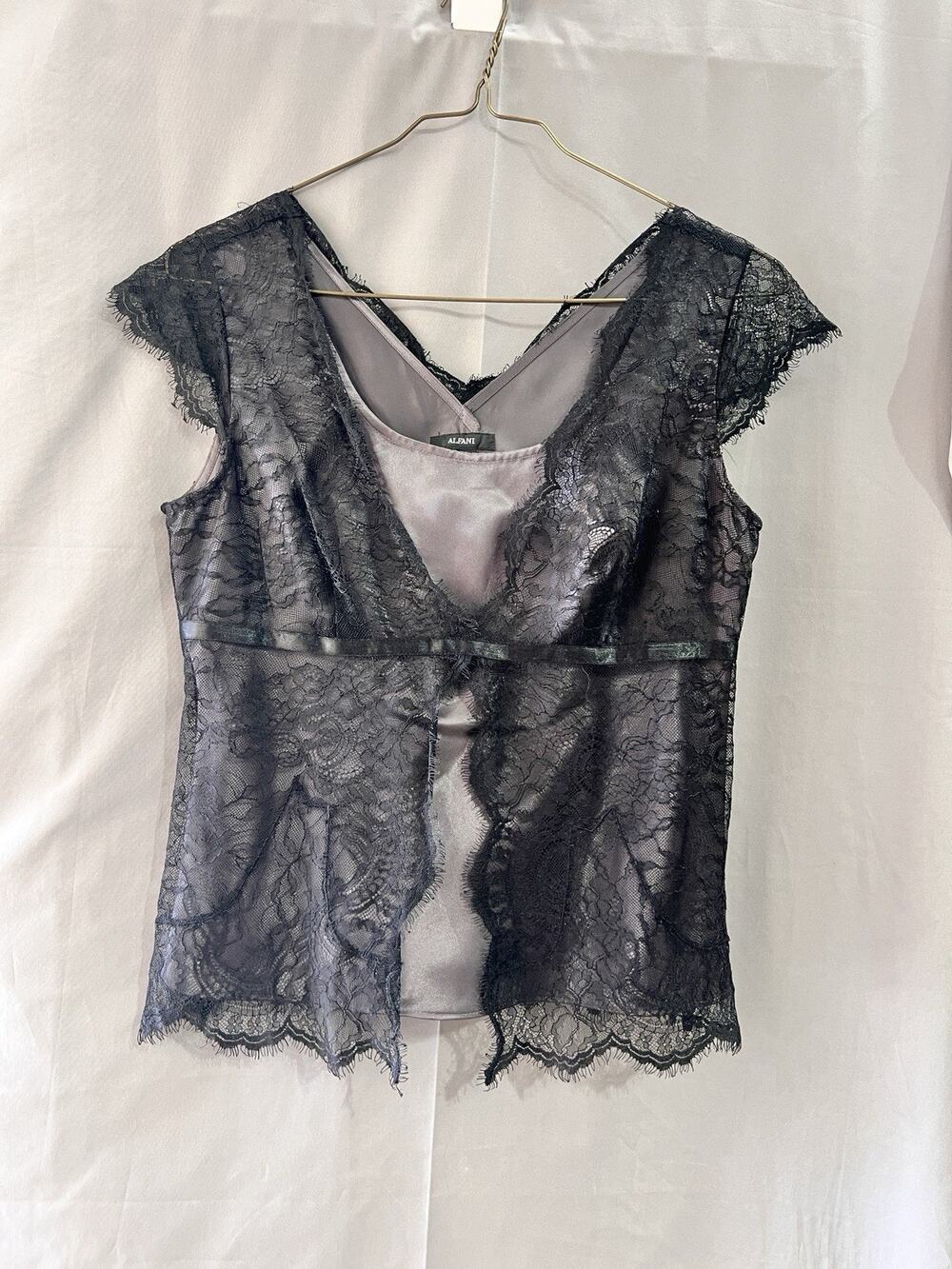 Alfani brand top featuring black lace, a satin insert Size 8 TG2145 Coquette